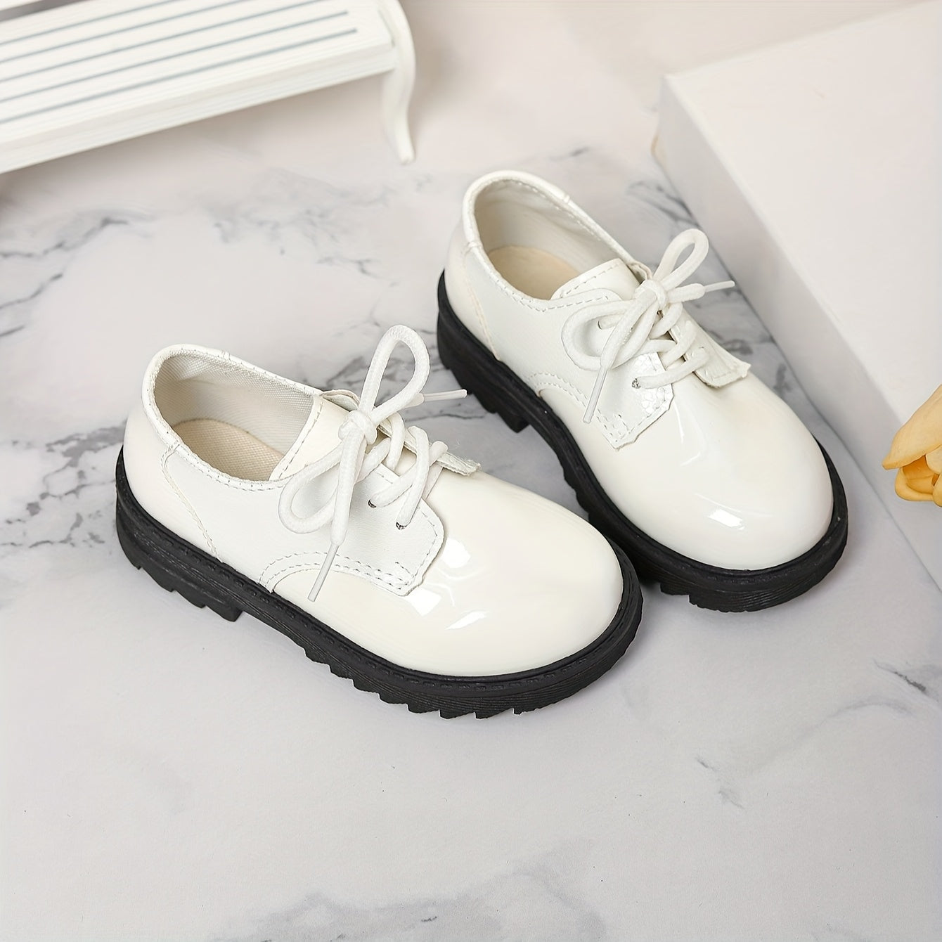 New flat shoes for boys suitable for all seasons. Stylish and comfortable for spring and autumn, ideal for school.