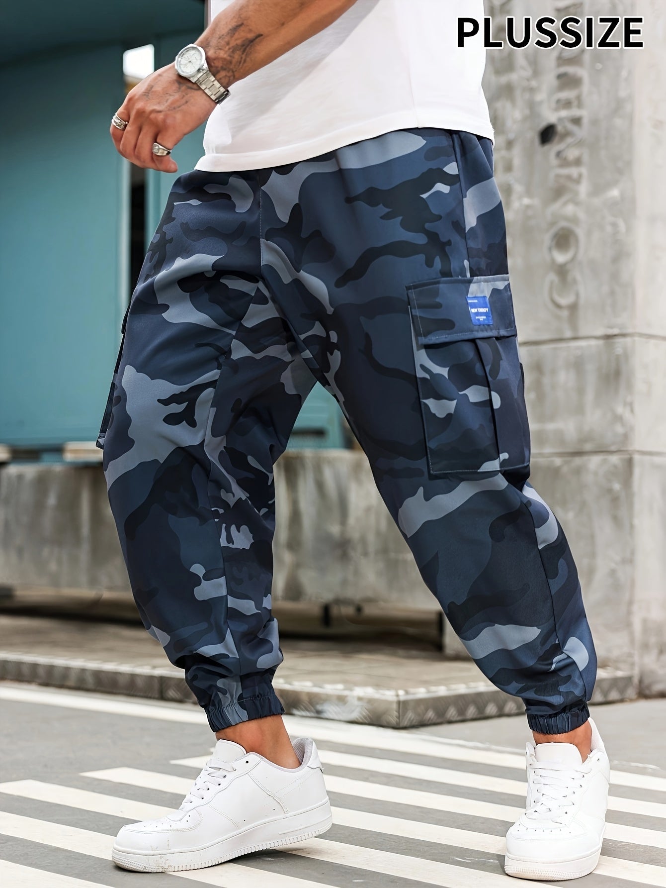 Men's camouflaged cargo pants with drawstring and multiple pockets, ideal for sports and daily wear.