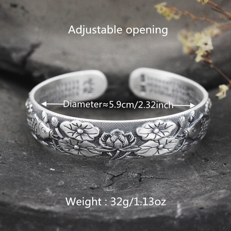 A festive gift, this S999 silver bracelet boasts a lotus fish heart pattern.