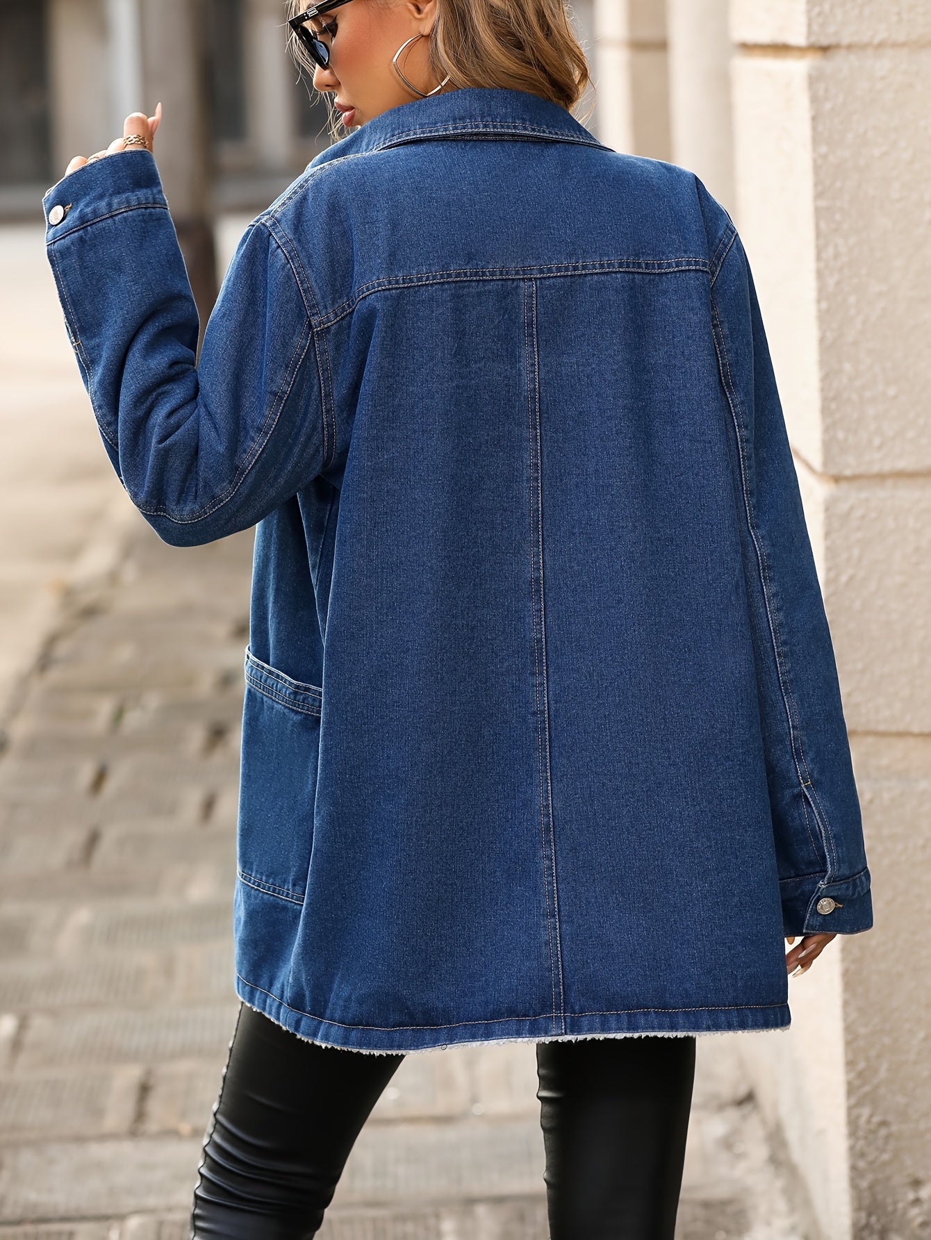 Denim jacket with pockets for women, 85% polyester, 15% non-stretch solid color, button detail, woven fabric, 386g/m² weight, ideal for fall/winter.