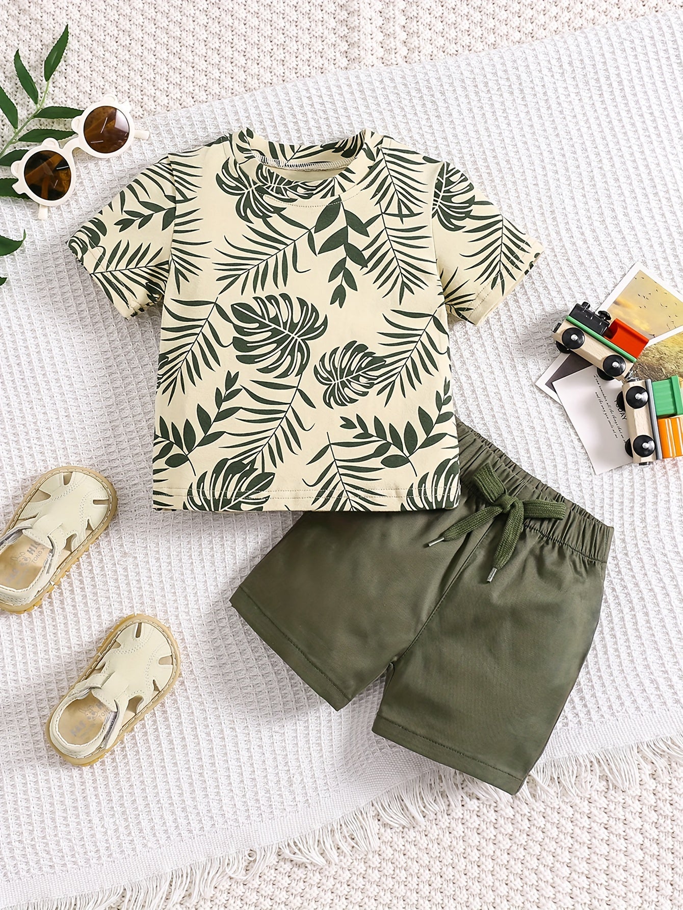 Boys' Tropical Leaf Print Cotton Blend Casual Outfit - Short Sleeve Tee & Drawstring Shorts Set, Machine Washable for Spring/Summer, Ideal for Outdoor Wear