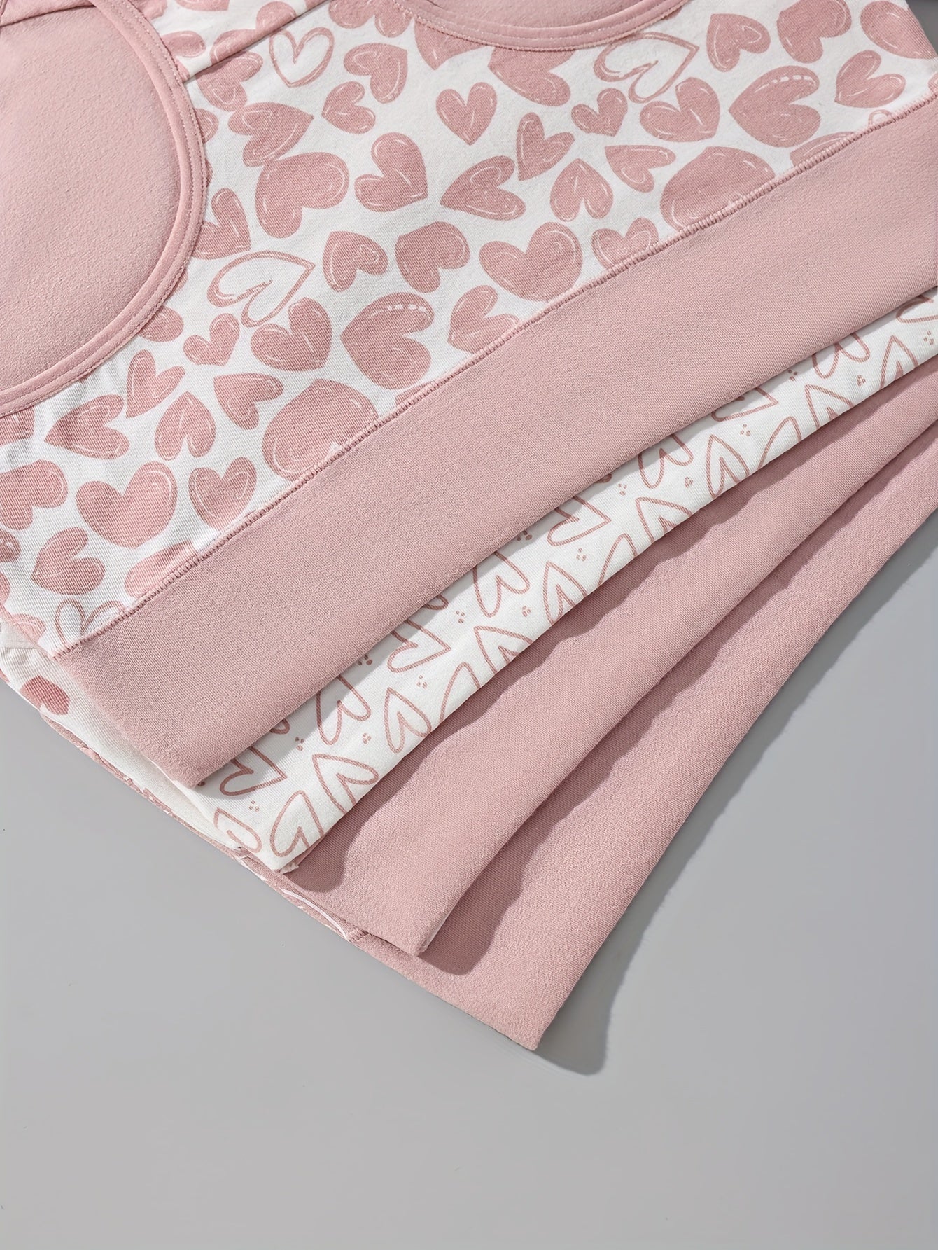 4 pieces of high-waisted colorblock briefs with cartoon print, soft and comfortable. Ideal for women's lingerie and underwear.