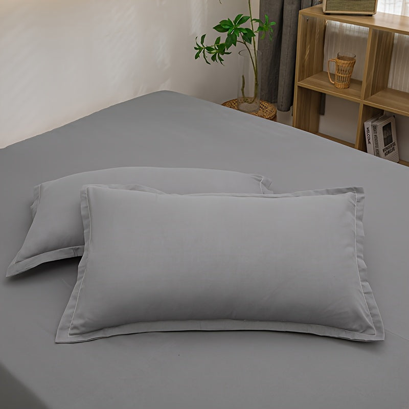 Set of 2 Soft and Breathable Pillowcases in Solid Color - Gentle on the Skin, Easy to Clean in Machine with Envelope Closure for Bedroom or Guest Room, Available in a Variety of Pure Colors