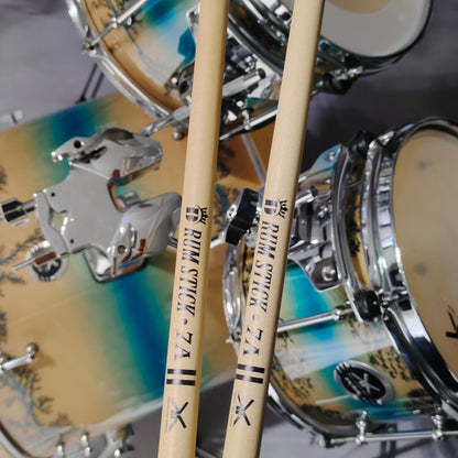 Premium maple drumsticks in 5A and 7A sizes with black logo, suitable for electric drums and practice.