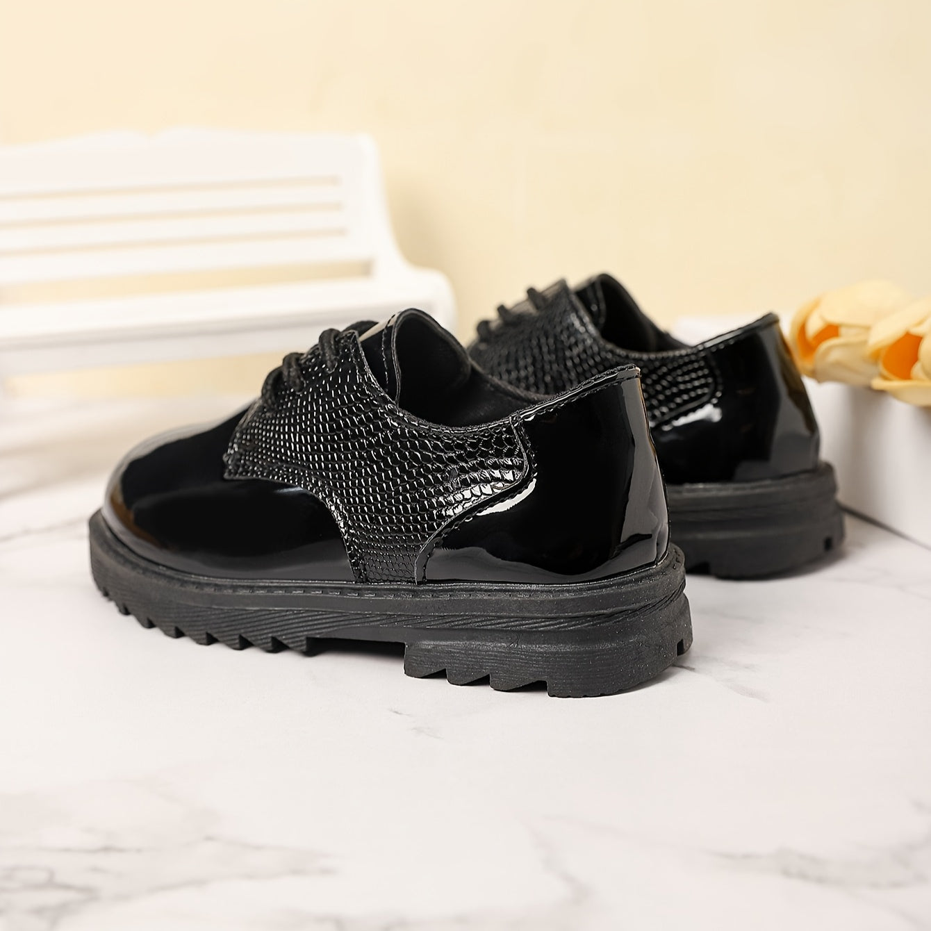 New flat shoes for boys suitable for all seasons. Stylish and comfortable for spring and autumn, ideal for school.