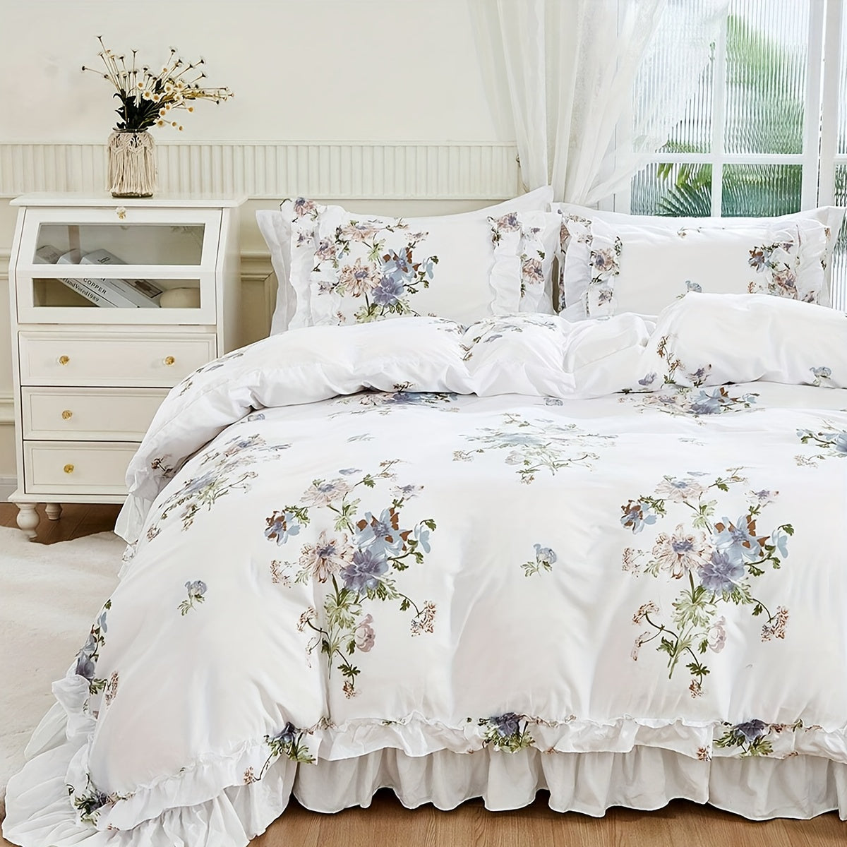 3-piece bedroom quilt cover set with floral print design, includes 1 quilt cover and 2 pillowcases. Features pleated craftsmanship, soft and washable fabric. Perfect for bedroom, dorm, or