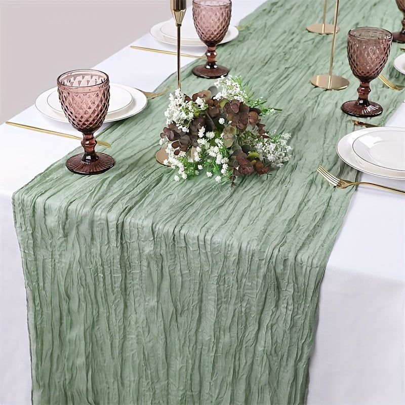 Polyester table runner for weddings and parties, with a romantic design. Made of 100% polyester fabric.