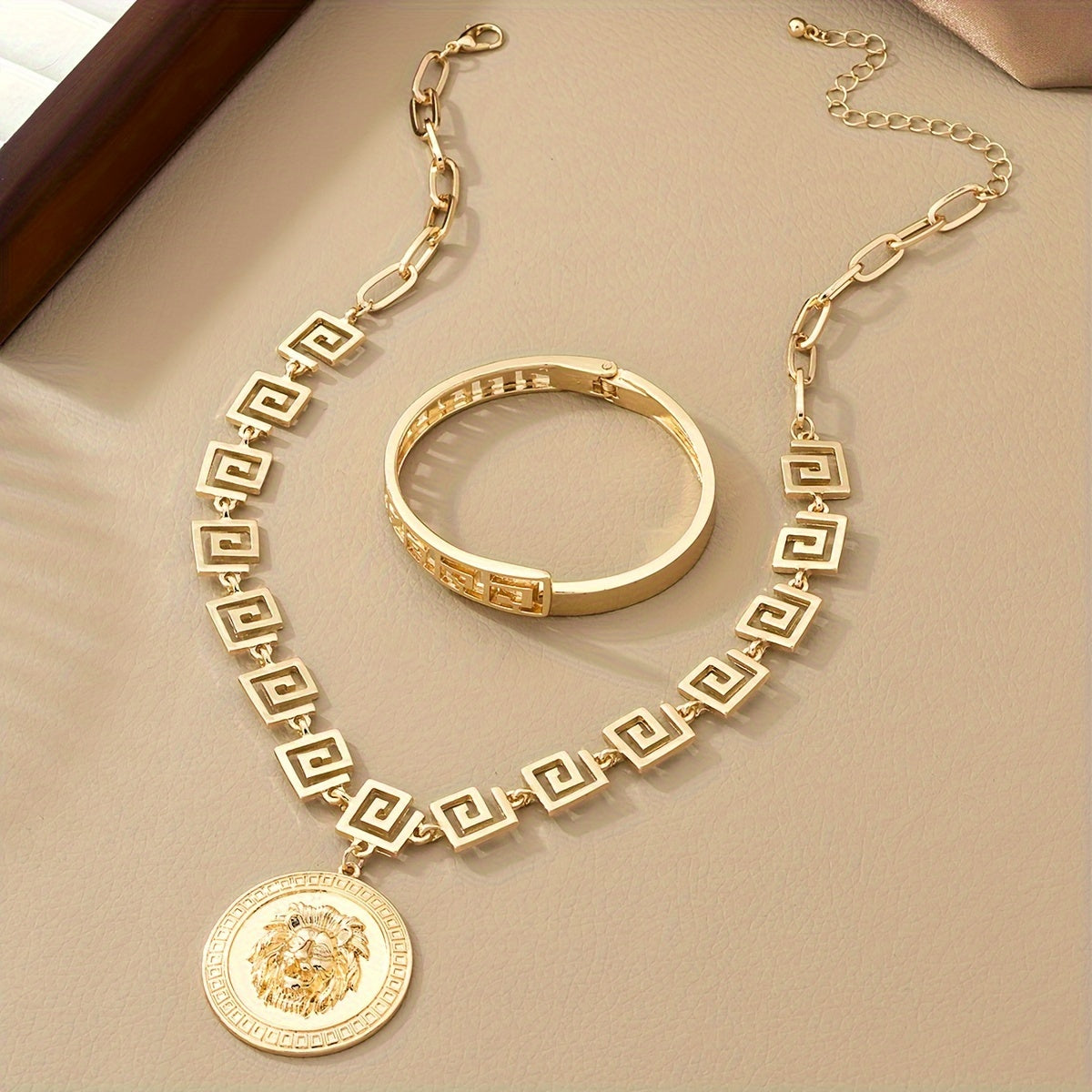 Stylish and Seductive Jewelry Set - Pair of Zinc Alloy Bracelet and Necklace, Ideal for Everyday Wear