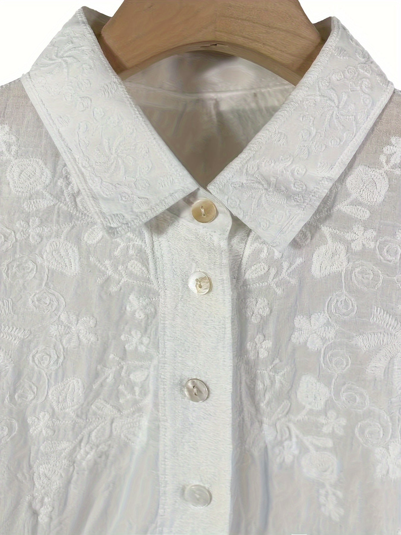 French vintage-inspired long sleeve crochet blouse for women, versatile for spring and fall.按钮式白色透明蕾丝细节上衣，搭配宽松休闲设计。