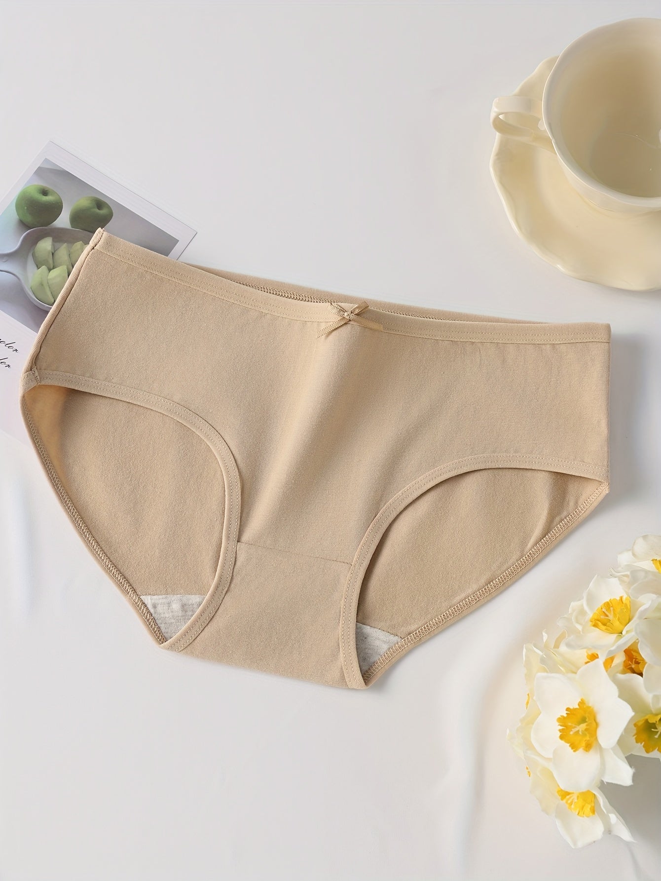 Seamless bow-decor briefs: Comfortable, breathable, and stretchy women's lingerie.