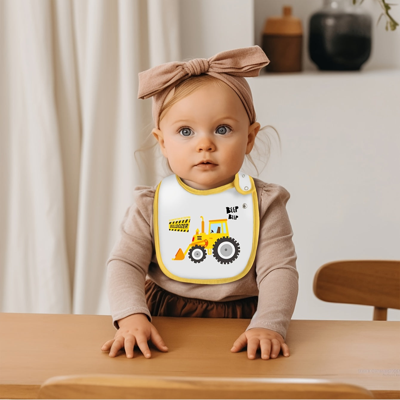 Adjustable snap waterproof feeding bibs with cartoon designs for all seasons: spring, summer, autumn, and winter. Perfect for home eating. Contains 6 pieces.