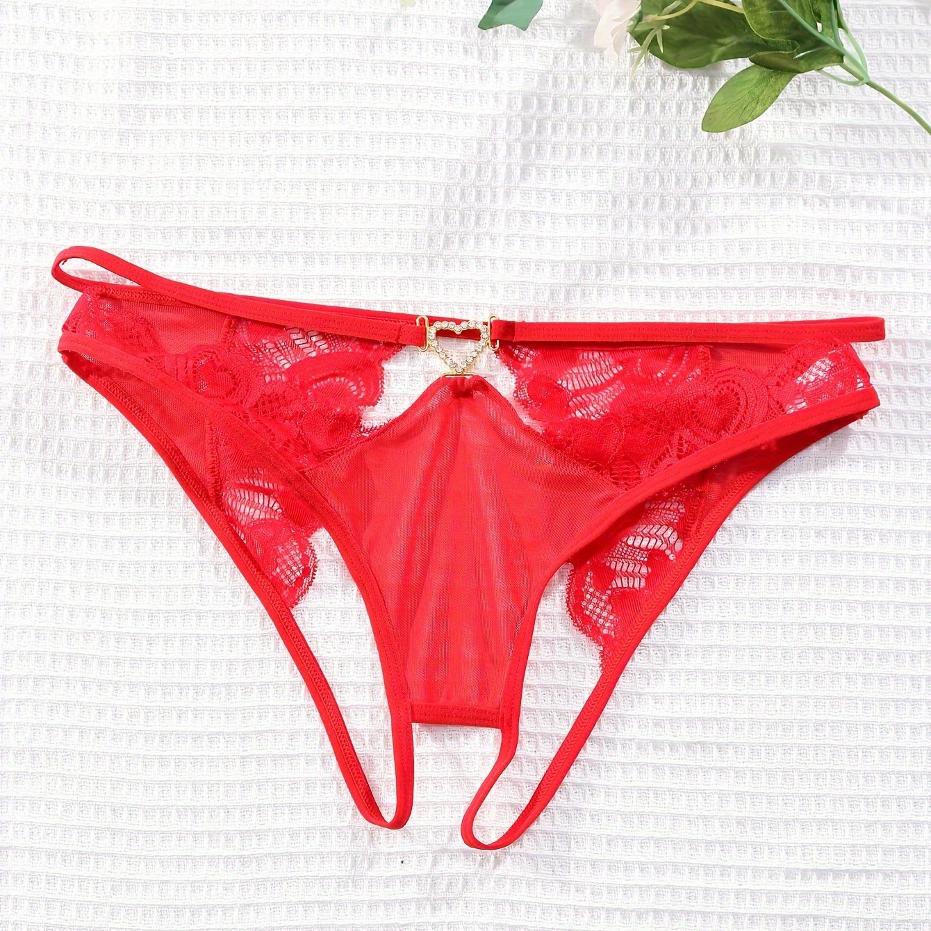 1 pair of red lace panties for women with heart-shaped clasp is made of solid color knitted fabric with lace detail, suitable for adult underwear.