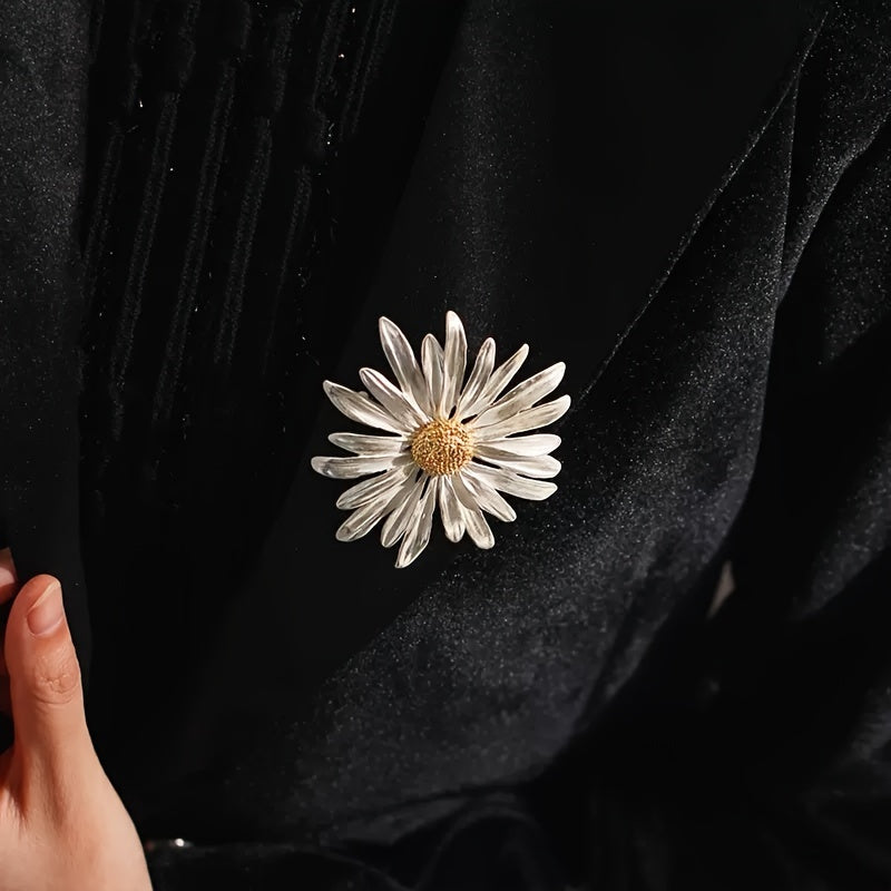 Small daisy brooch in elegant retro style, perfect for upscale luxury looks. This anti-glare pin adds a new aura of sophistication to any suit ensemble.