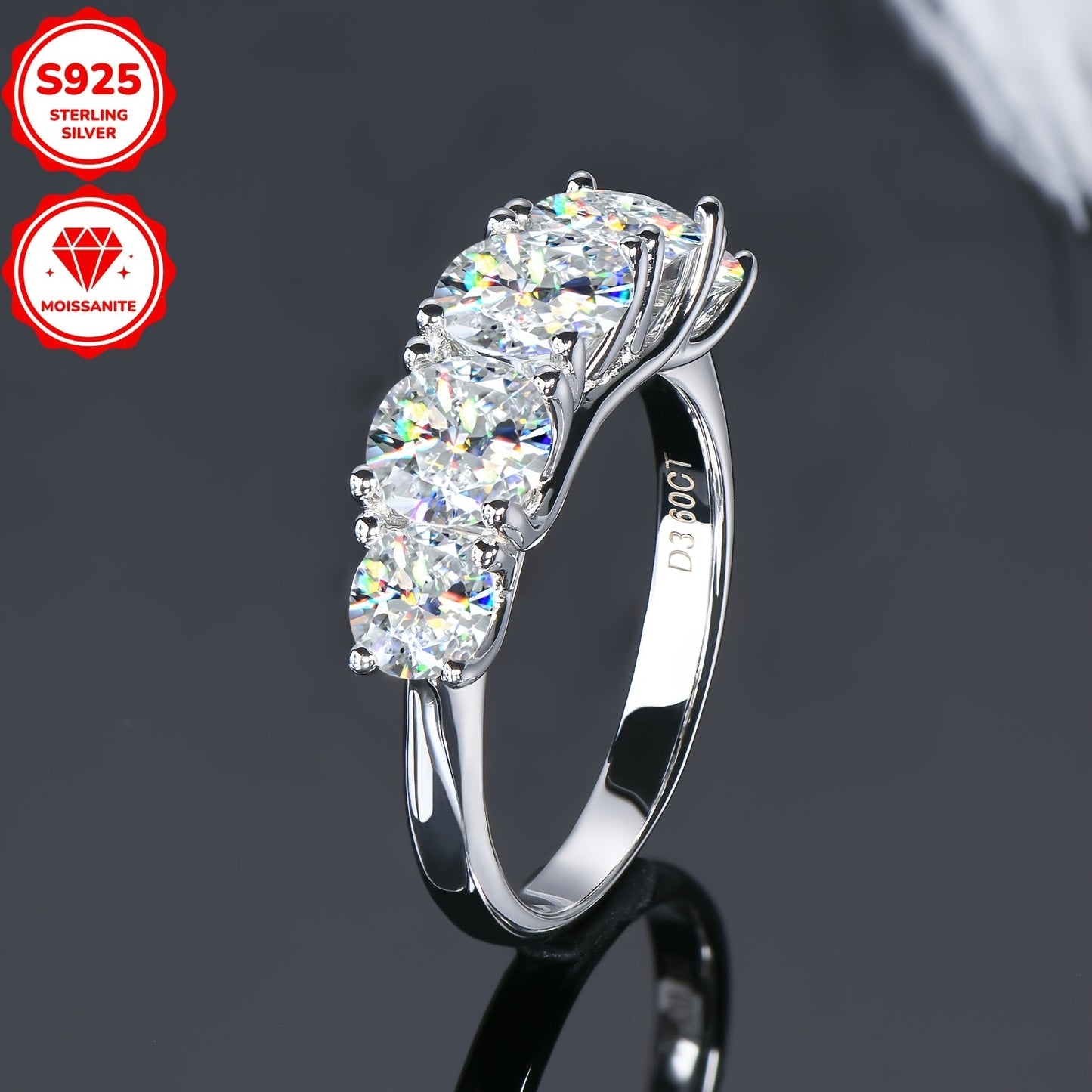 Ushbu ayollar uchun uzuk 925 sterling kumushdan tayyorlangan bo'lib, go'zal moissanite toshlari bilan bezatilgan. Uzukda 6.5mm markaziy tosh, ikkita 6mm tosh va ikkita 5mm tosh mavjud bo'lib, jami 3.60ct. Har bir tosh ehtiyotkorlik bilan o'rnatilgan.