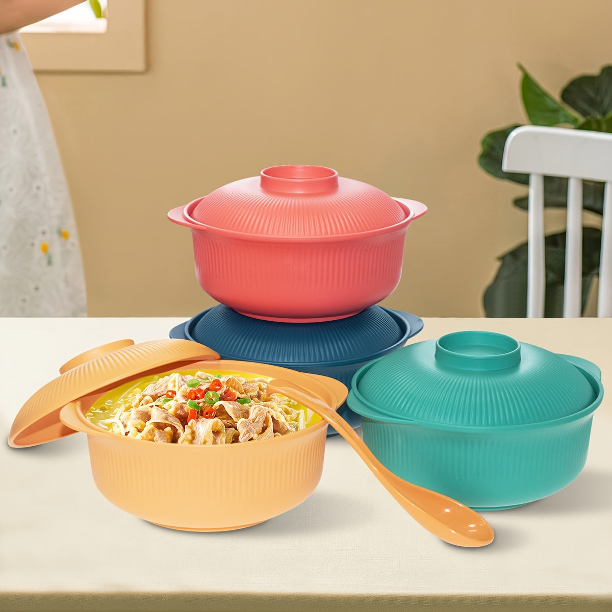 Large capacity casserole-style bowl set with lid, includes long soup spoon. Portable 1100ml/38oz bowl, ideal for Japanese and Korean-style ramen, rice, or lunch. Suitable for family restaurants and student use.