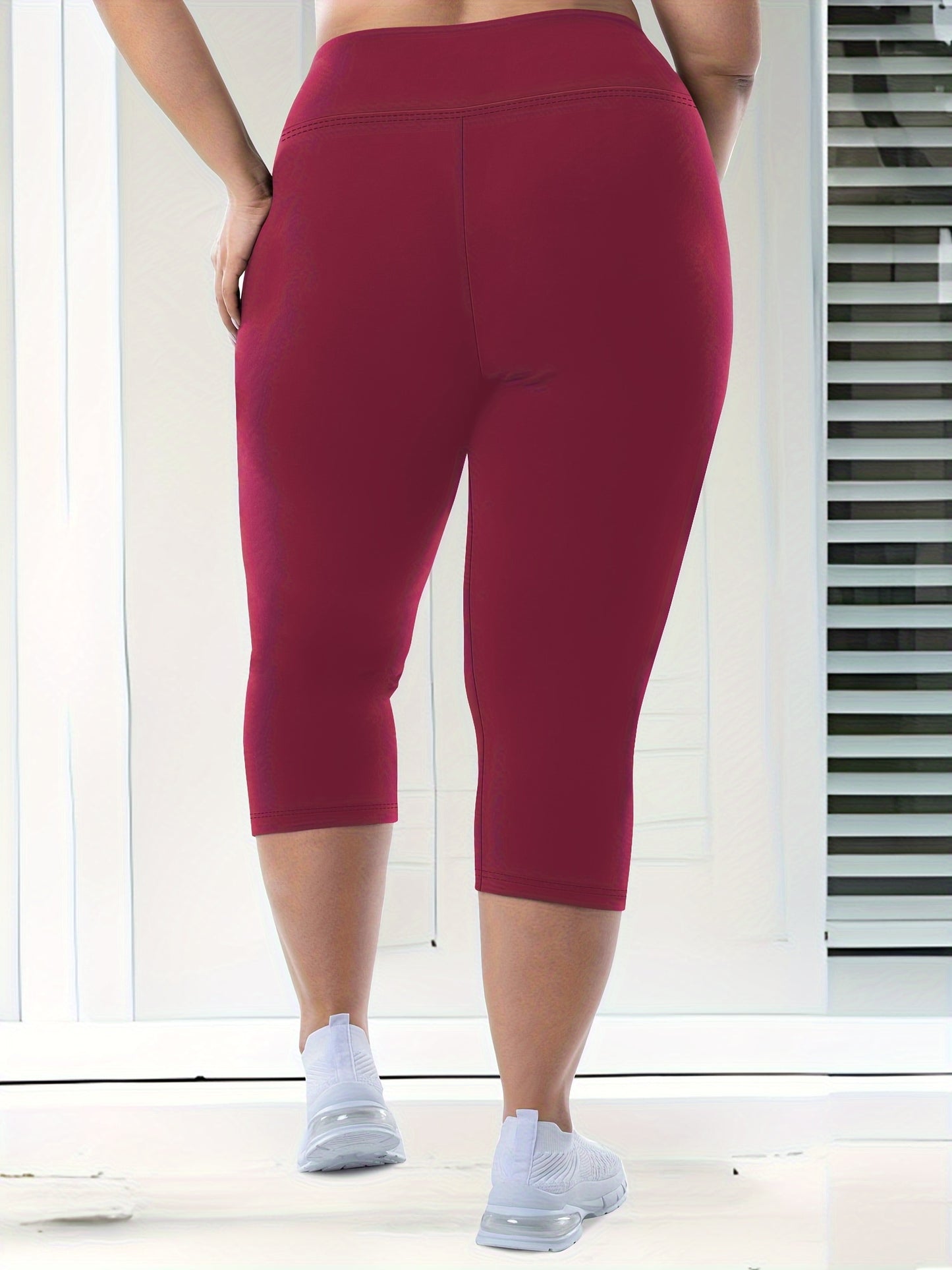 High-waist capri leggings for women in plus sizes, made from stretchy, non-see-through fabric with pockets. Ideal for spring and summer.