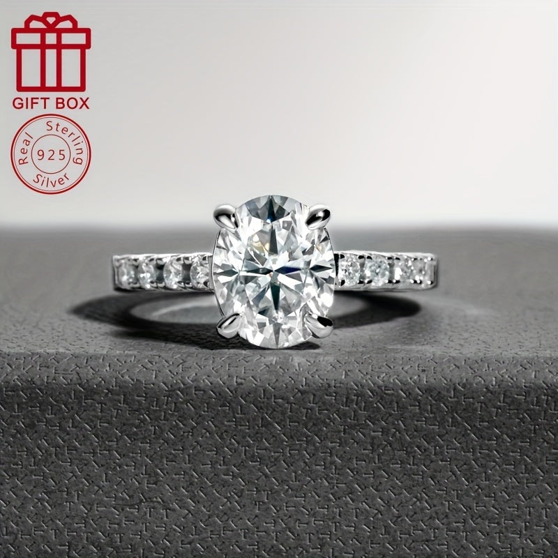 Zarif 3CT Oval Moissanite Yubiley Halqasi U uchun, 925 Sterling Kumush va 14K Oltin Qoplama. 4-Prong O'rnatish, 0.03CTx9 Yon Toshlar bilan. Har kuni kiyish, to'yga yoki Ona kuni sovg'asi sifatida mukammal. Abadiy Va'dani va Soddalikni ifodalaydi.