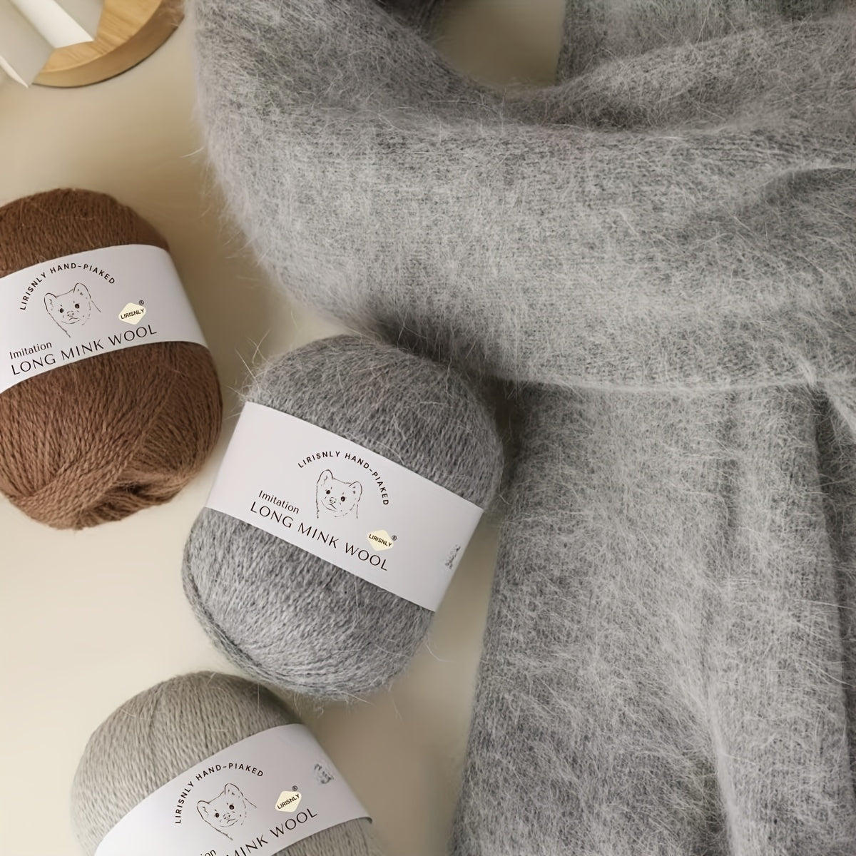 4pcs of faux mink wool and long wool totalling 280g, with 50g faux mink wool and 20g companion thread each. Skin-friendly and warm, suitable for knitting scarves, sweaters, hats, etc.