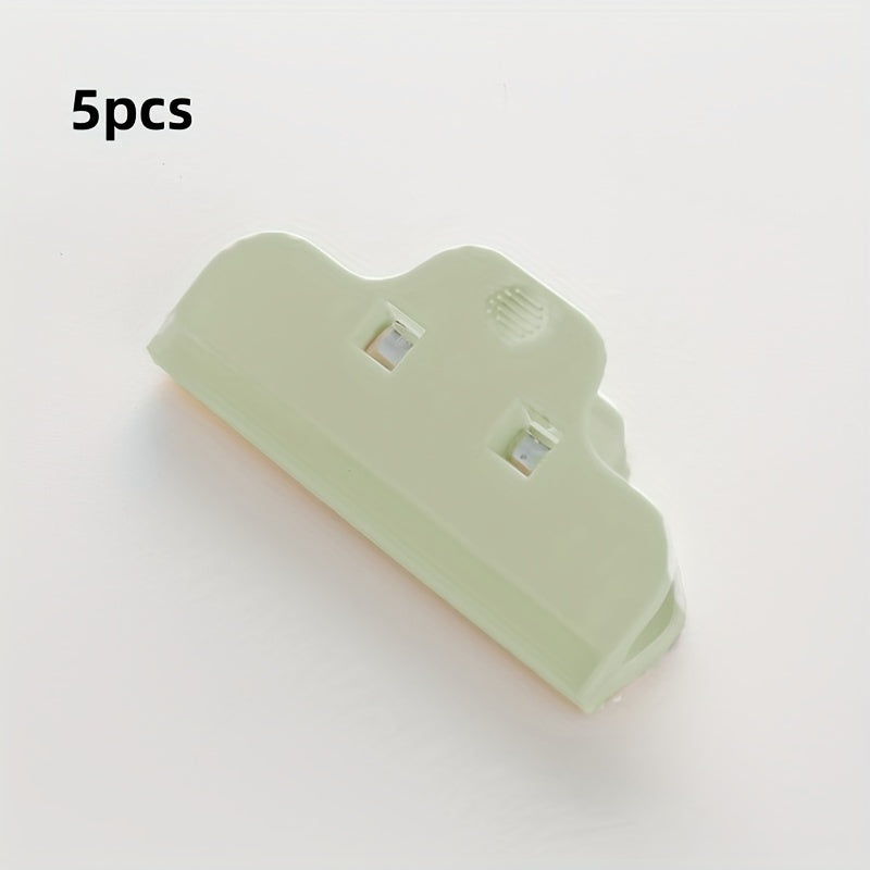 3 pieces or 5 pieces of sealing clips for the kitchen, designed specifically for sealing snacks and food bags. These strong plastic clips provide a tight seal to keep your food fresh and protected from moisture. The set includes both regular-sized and