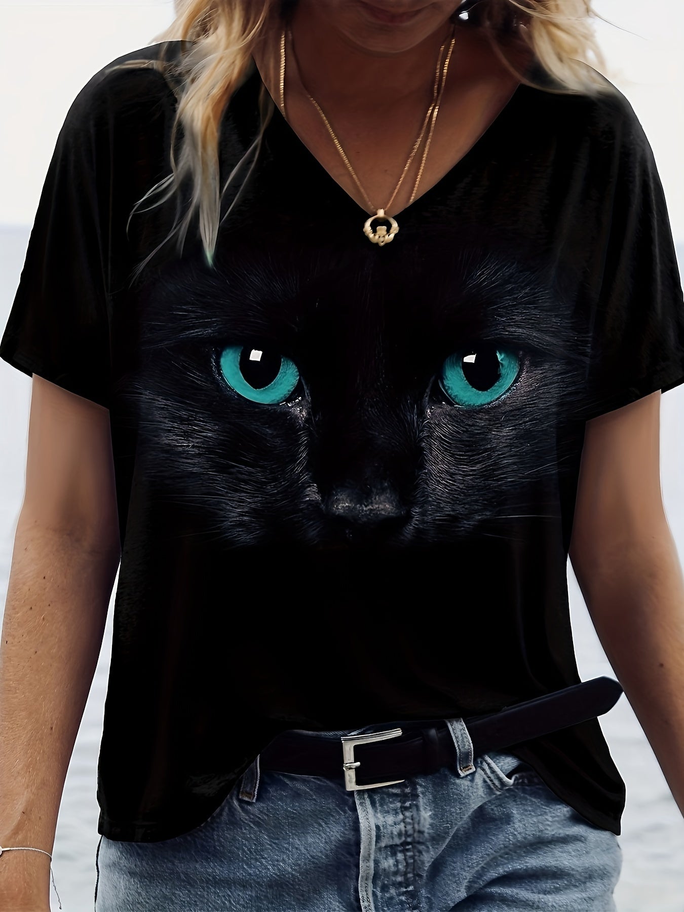 Cat print V-neck t-shirt for spring and summer women's clothing.