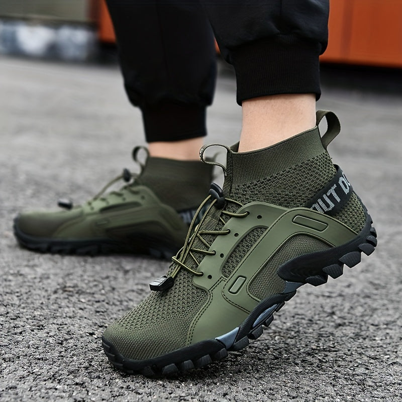 Trendy men's sneakers for outdoor activities, with breathable, wear-resistant design. Ideal for hiking and fishing.