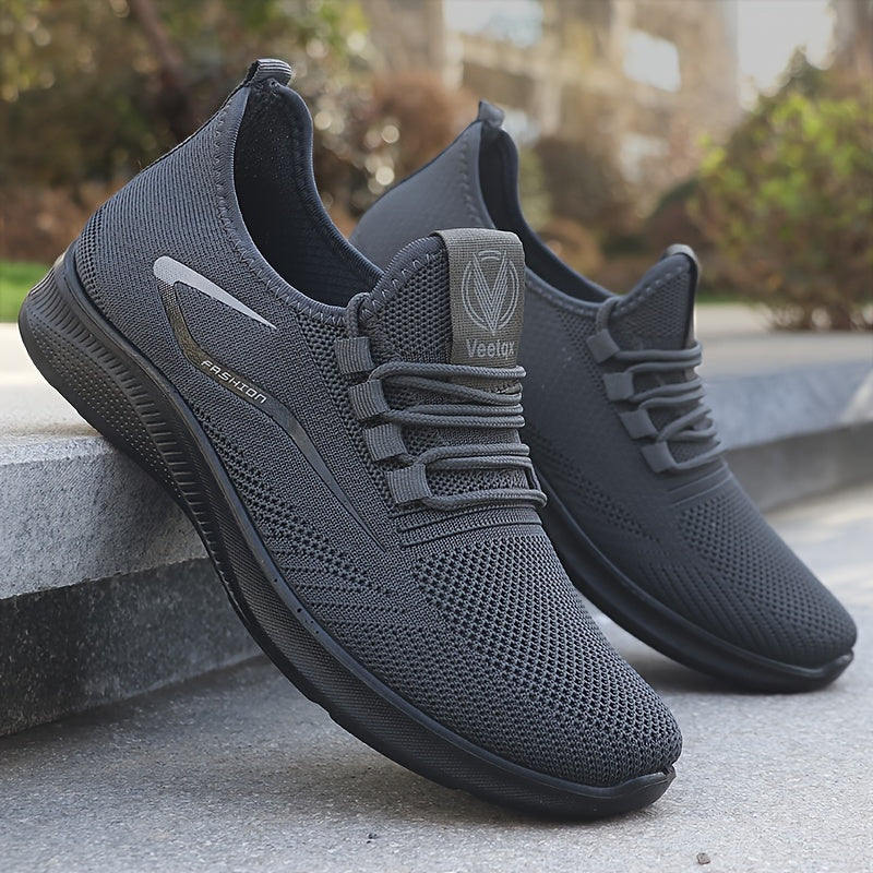 Lightweight, breathable men's slip-on sneakers for outdoor training and running, designed for non-slip performance.