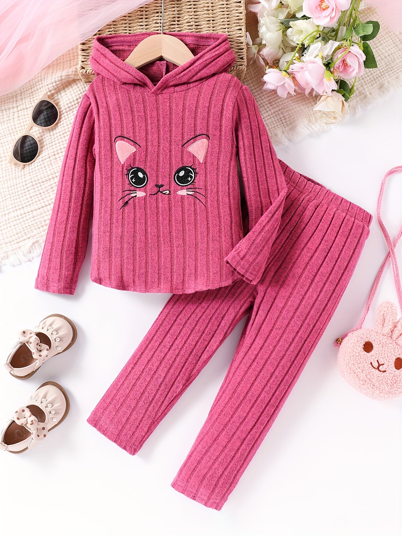 Kids' cat-print hooded top and soft pants set in high-stretch polyester knit fabric, featuring animal pattern and embroidered details. Ideal for everyday wear and gifts, perfect for outdoor