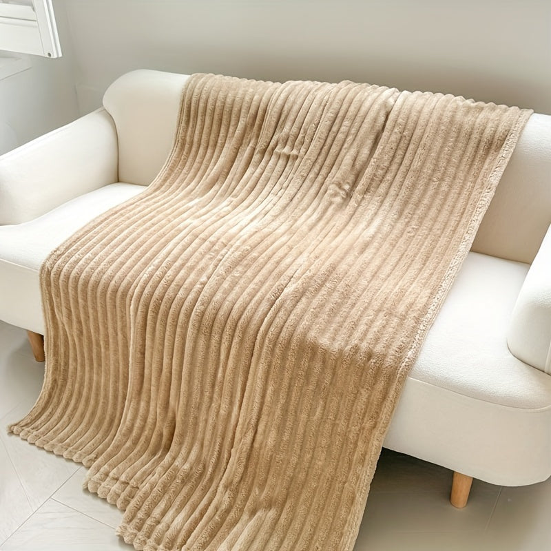 Soft and fluffy flannel blanket in solid color, perfect for snuggling on the sofa or taking a nap. 1 piece included.