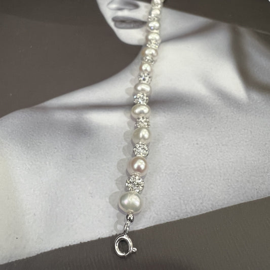 A sophisticated bracelet featuring natural pearls set in 925 sterling silver - the ideal gift for engagements, anniversaries, and Valentine's Day.