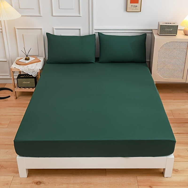 Soft and breathable 1-piece polyester fitted sheet (pillowcase not included) in a solid color. Comfortable and skin-friendly mattress protector suitable for all seasons.