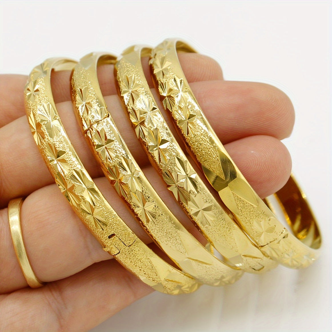 Set of 4 Vintage & Luxe Gold-Plated Copper Bangle Bracelets for Women - Ideal for Casual Wear and Gifting