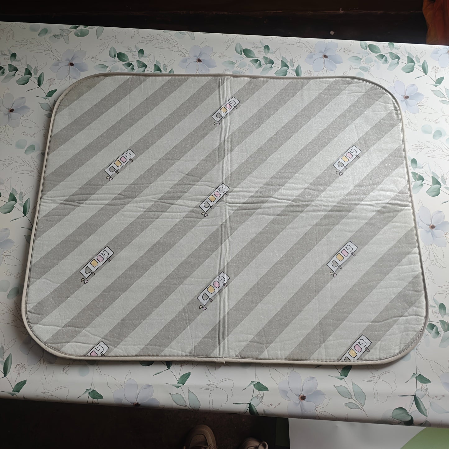 Multi-functional Ironing Mat for Clothing and Dining, Portable Heat-Resistant Pad, Convenient to Transport, Ironing Mat, Heat Insulation, Simple to Utilize, Dining Mat, Laundry Organization and Storage.