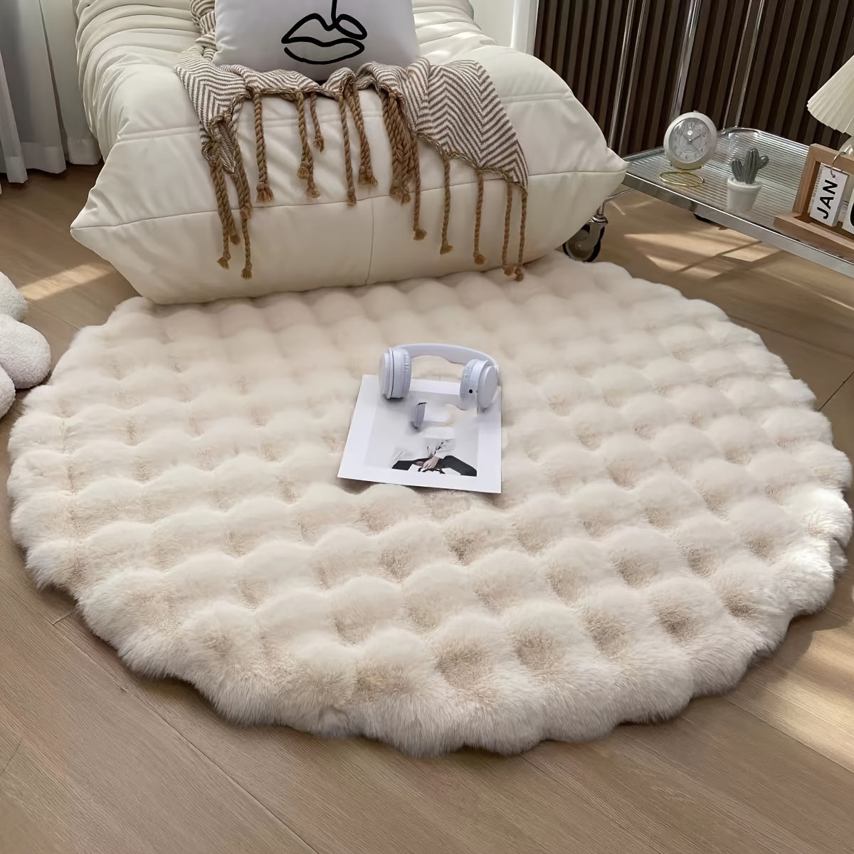 Soft faux fur round plush rug that is perfect for all seasons, with a comfortable smooth short pile carpet. This rug is easy to maintain as it is machine washable, making it a cozy decorative mat for your bedroom bedside, sofa throw, photography decor