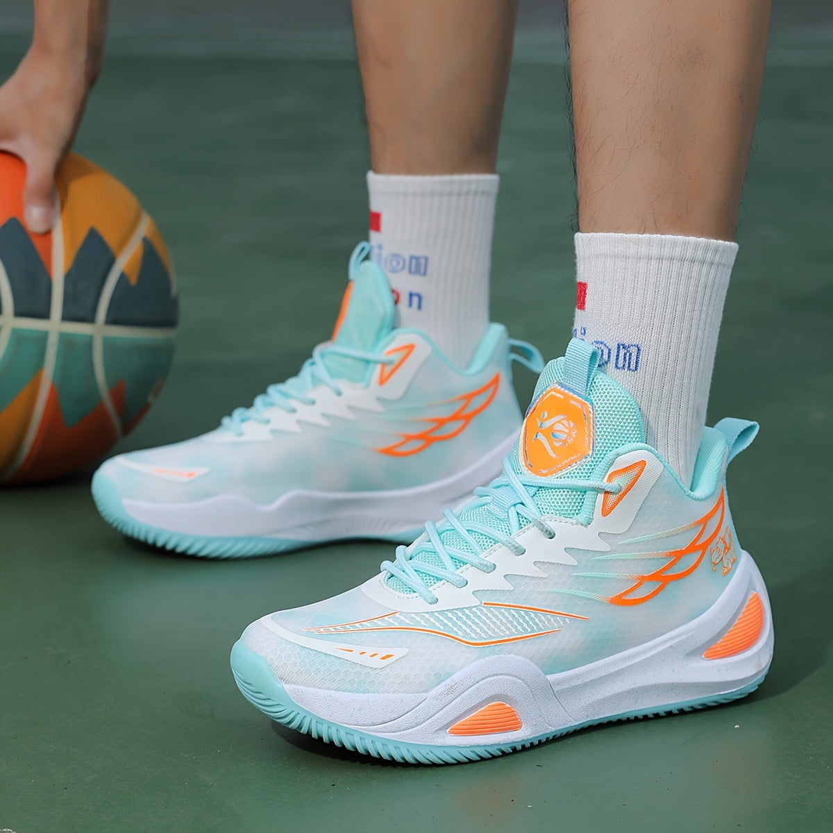 Professional low-top basketball shoes for couples, designed for indoor games and training with anti-slip features.