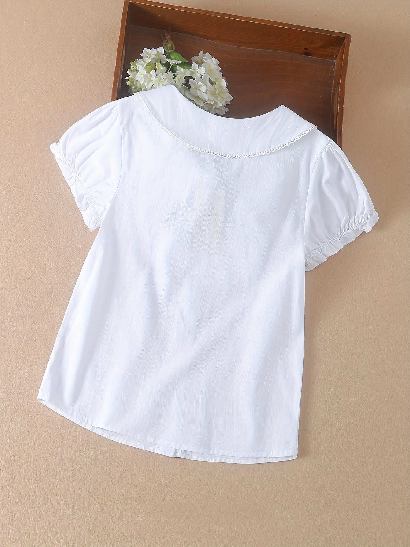 White cotton summer blouse with preppy doll collar, embroidered floral detail, Korean style, for middle and big kids.