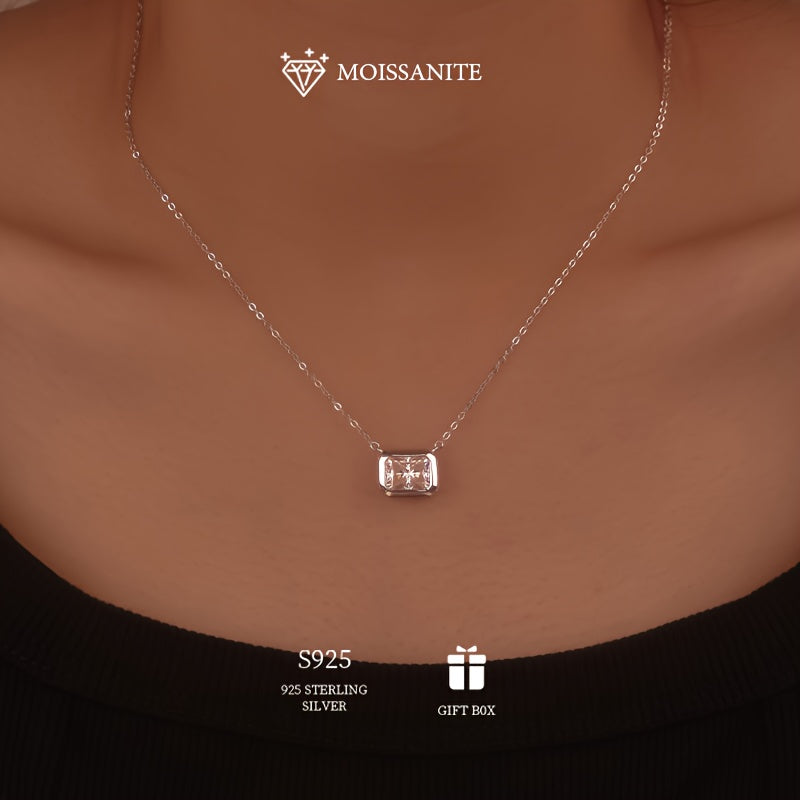 925 Sterling Silver'da Emerald Cut Moissanite Pendant Necklace - 1ct, 2ct yoki 3ct da mavjud. Gippoallergen, Bohemian uslubidagi ayollar uchun zargarlik sovg'asi - To'y, Nikoh, Onalar kuni uchun mukammal. Sertifikat va sovg'a qutisi bilan birga keladi.