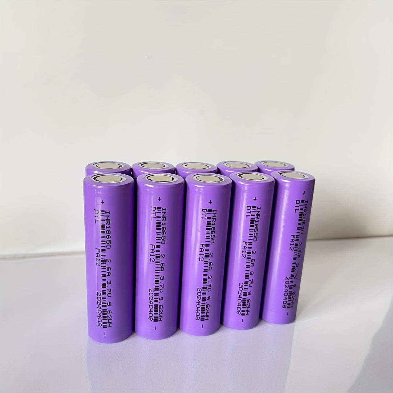 Rechargeable 2600mAh lithium battery with flat head provides long-lasting power for electronics and 18650 discharge.