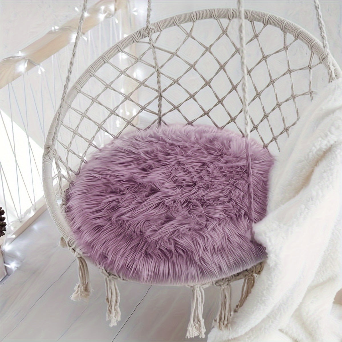 Round rug made of plush faux sheepskin, easy to clean in machine wash, fluffy and lightweight; perfect for living room, bedroom, and home decor.