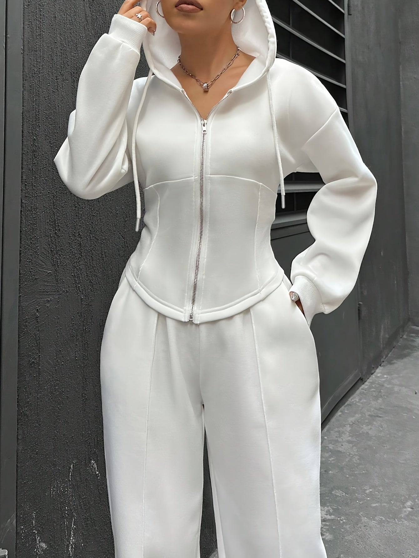 Stylish polyester tracksuit set with hood, drawstring, and zipper details – versatile knit pantsuit for all seasons