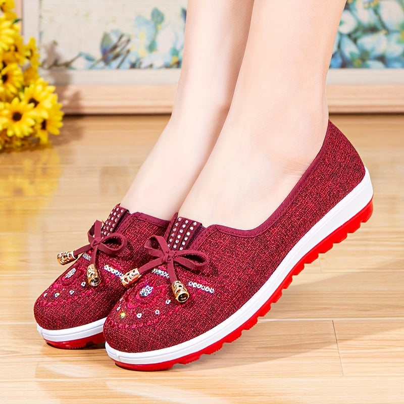 Breathable slip-on shoes for women with soft, non-slip soles, ideal for middle-aged and elderly individuals.