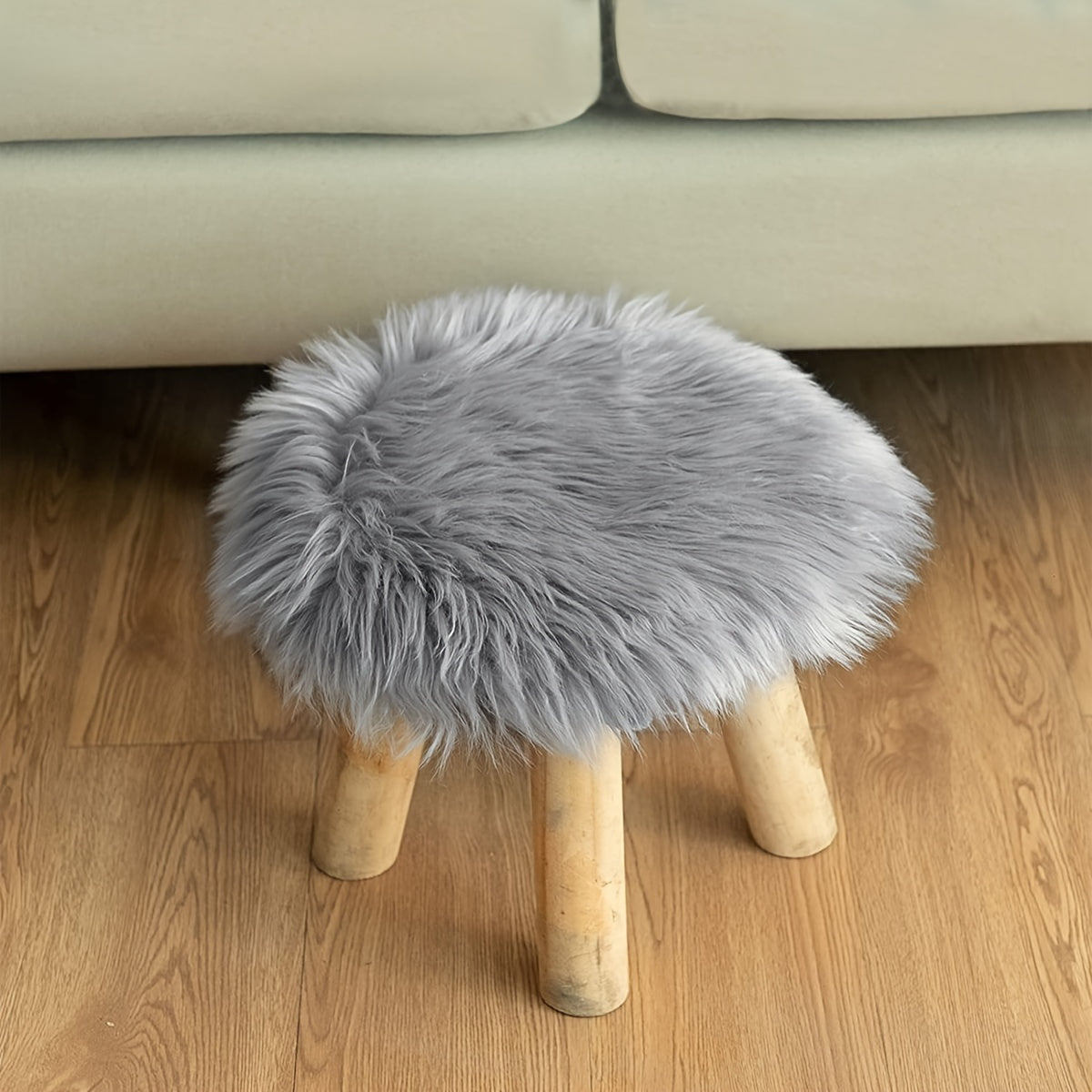 Round rug made of plush faux sheepskin, easy to clean in machine wash, fluffy and lightweight; perfect for living room, bedroom, and home decor.