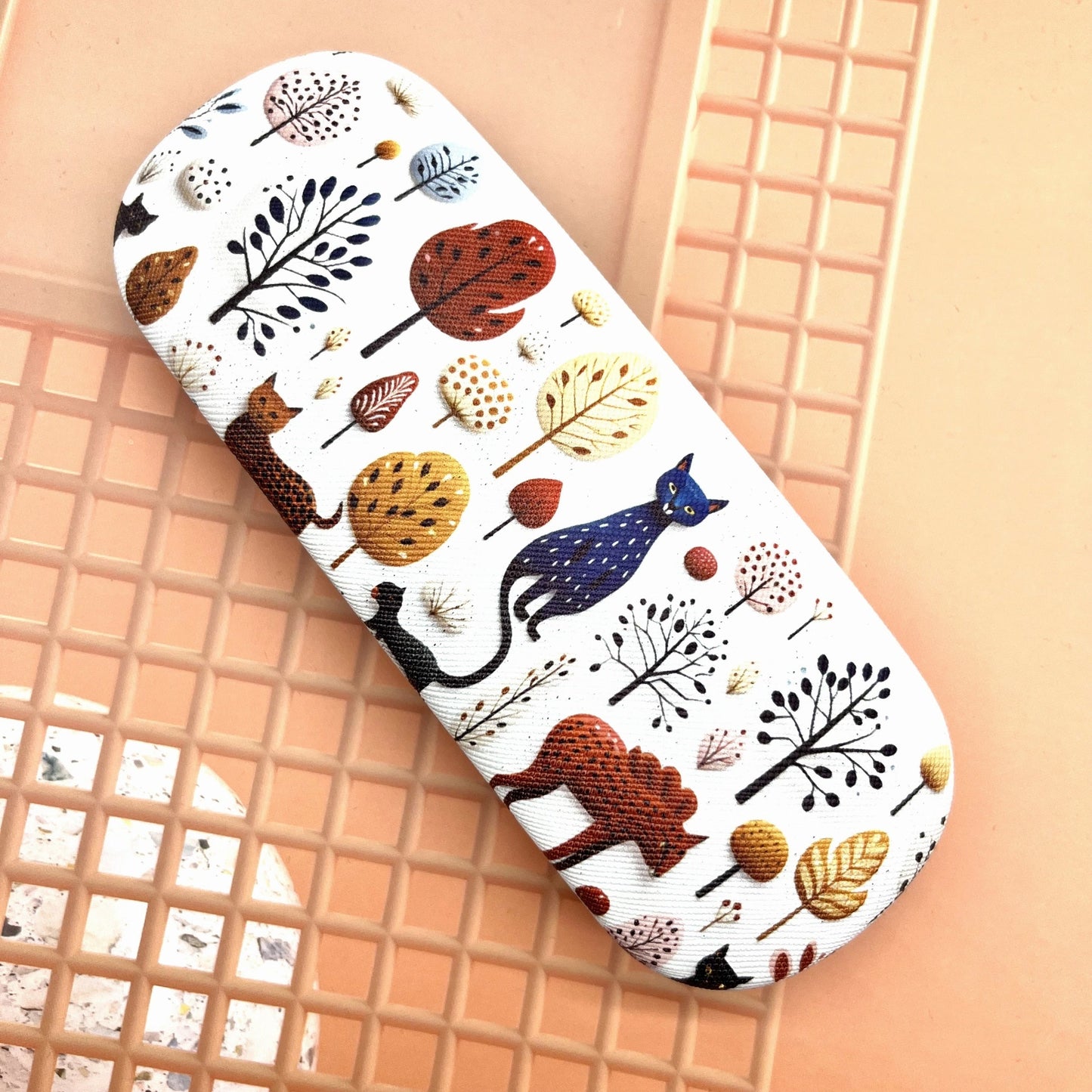 Animal print glasses case that is chic, durable, and stylish for women. Perfect for both casual and business wear, this portable accessory is a fashionable choice for protecting your glasses.