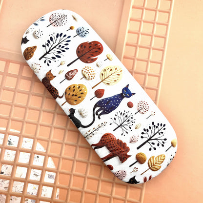 Animal print glasses case that is chic, durable, and stylish for women. Perfect for both casual and business wear, this portable accessory is a fashionable choice for protecting your glasses.