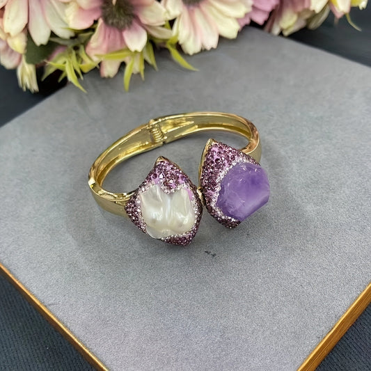 Vintage uslubidagi tabiiy amethyst va barokko marvaridli cuff bilaguzuk, boho uslubida, 14K oltin qoplamali mis, ayollar uchun moslashuvchan ochiq bangal, tabiiy tosh tafsilotlari bilan kundalik kiyish uchun ideal.