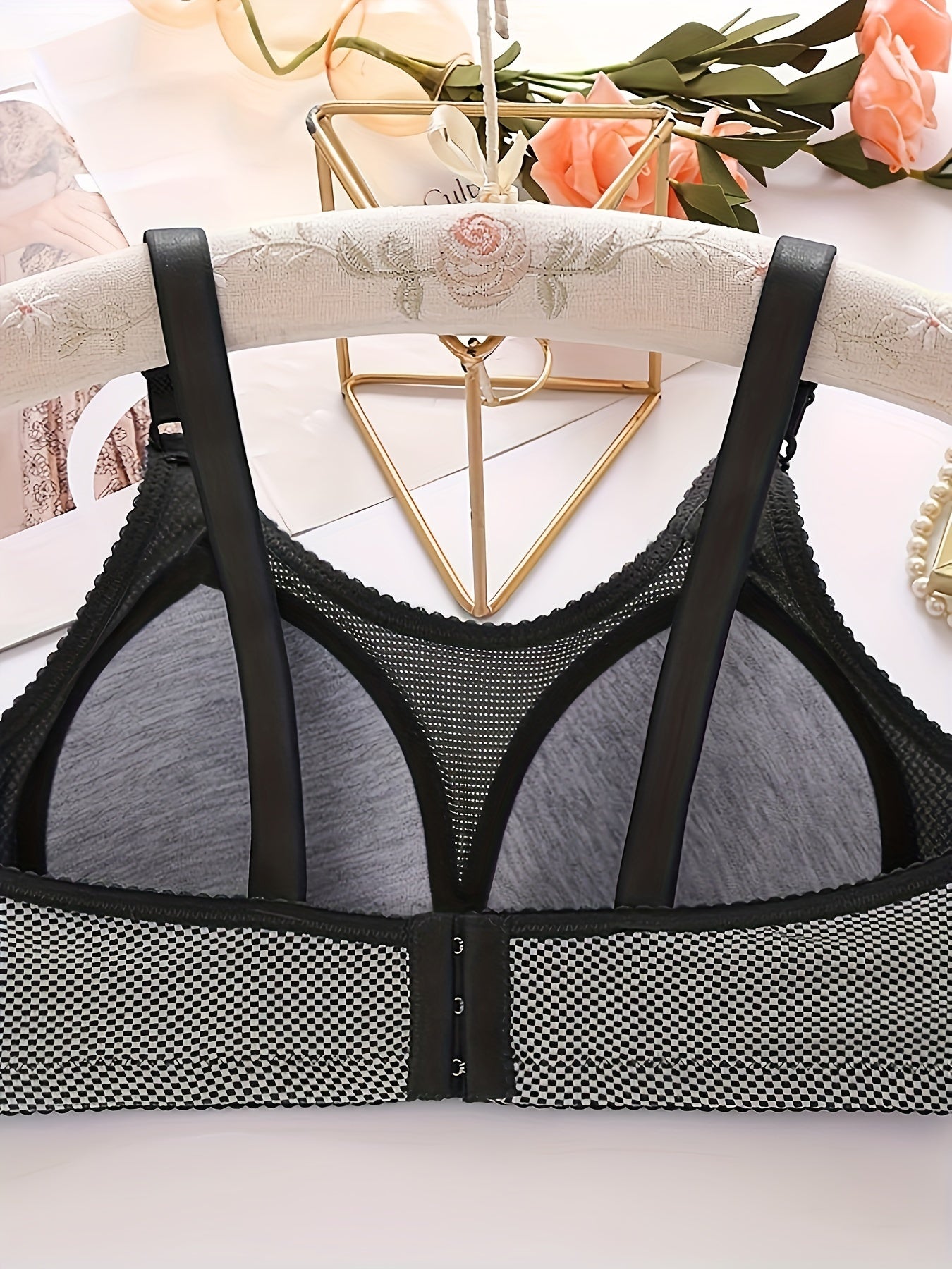 Wireless push-up bra with textured mesh contrasts, comfortable and sexy.