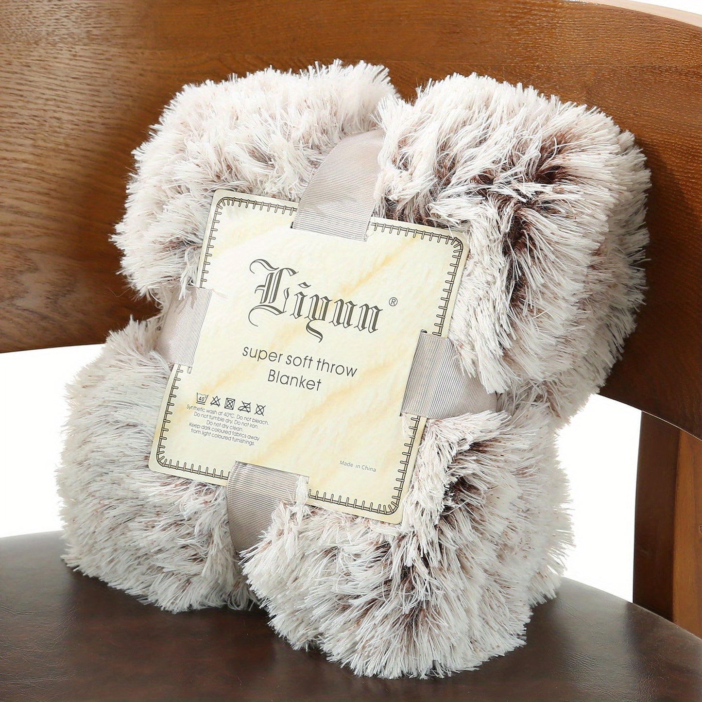 Soft and comfortable double-layer plush sofa blanket, perfect for keeping warm and cozy in your office, on the couch, bed, or during a nap. Ideal for both home and office use.