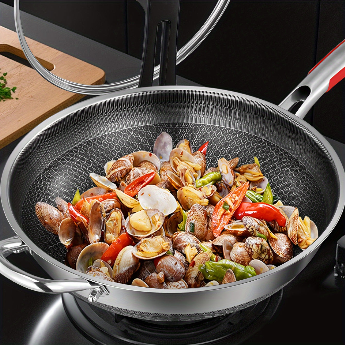 This durable stainless steel wok features a non-stick honeycomb pattern, perfect for home cooking. It is suitable for both electric and gas stoves, making it ideal for frying fish, eggs, and steaks. The round frying pan comes with a handle and a glass