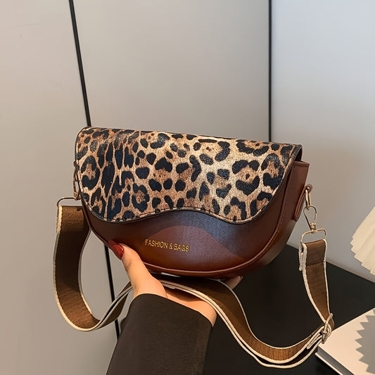 Vintage uslubidagi leopard naqshli qopqoq va magnit yopilishi bo'lgan qora va jigarrang sintetik charmdan tayyorlangan crossbody sumka, ochiq havoda ko streetwear va bayram sovg'alari uchun mukammal.