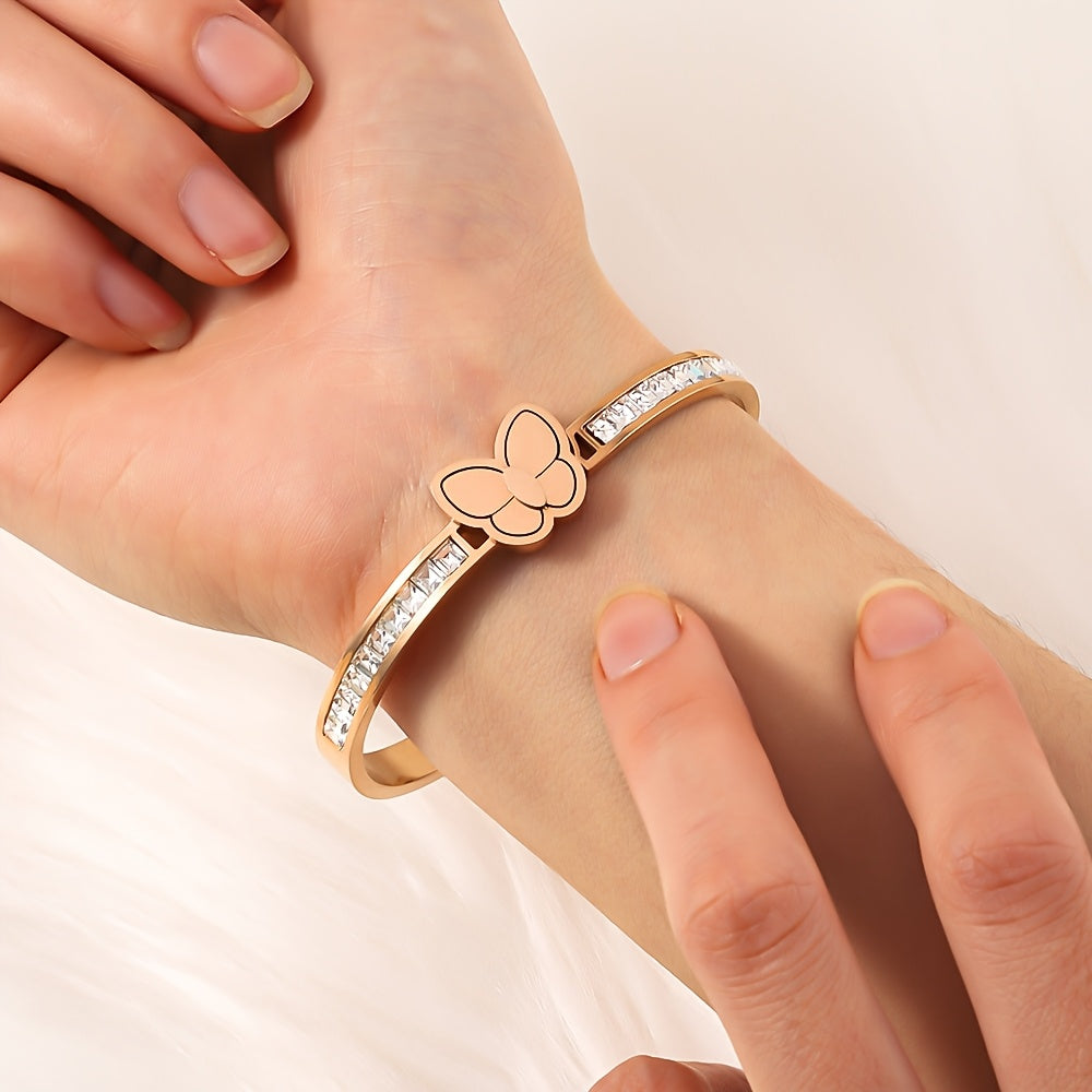 Butterfly Charm Bracelet in Chic Style - Made with 18K Gold Plated Stainless Steel, Hypoallergenic and Fade-Resistant Material, Ideal for Everyday Wear or as a Thoughtful Gift