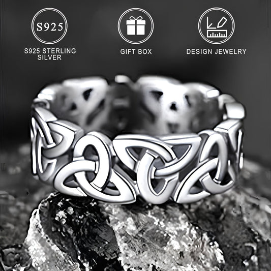 925 Sterling Silver dan tayyorlangan Trinity Knot Hollow Ring nafis Kelt uslubidagi dizaynga ega. Ushbu zamonaviy va jozibali zargarlik buyumi ayollar va opa-singillarga mukammal sovg'a bo'lib, go'zal sovg'a qutisida taqdim etiladi.